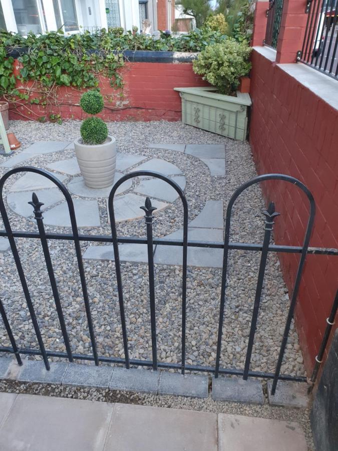J'S Mayfair Guest House بلاكبول المظهر الخارجي الصورة